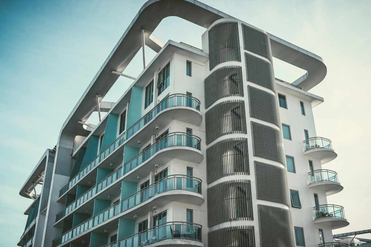 Un condominio visto da lontano