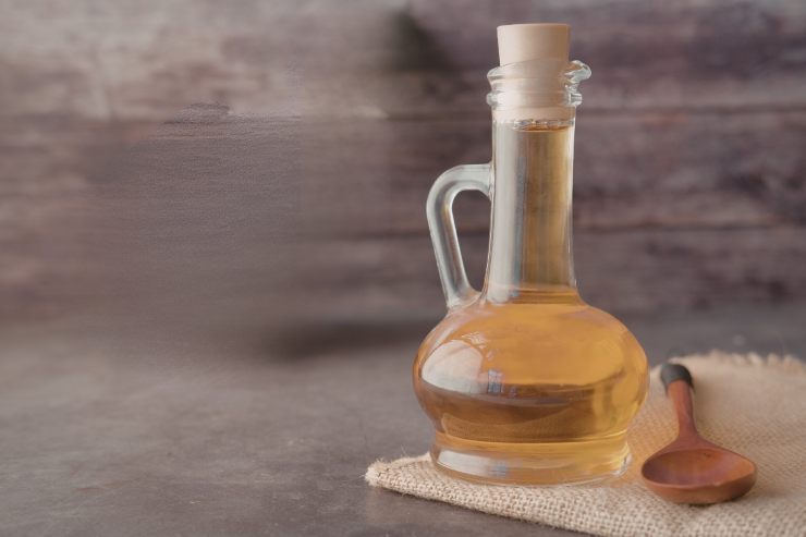 Una boccetta di aceto su un tavolo