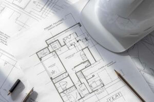 Una planimetria con sopra penna e elmetto