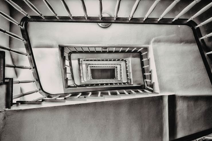 Delle scale condominiali fotografate dal basso verso l'alto