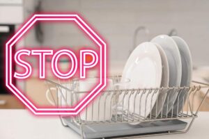 scolapiatti e scritta stop in rosso