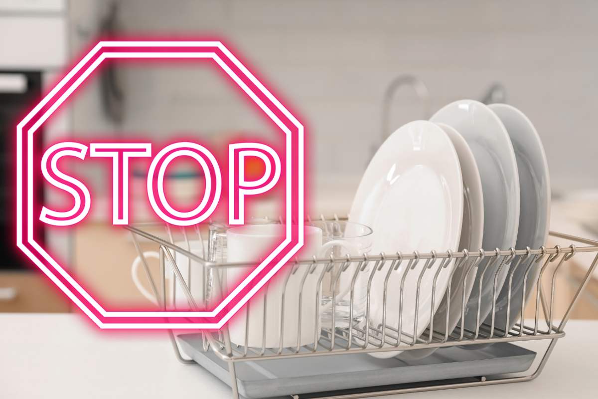 scolapiatti e scritta stop in rosso