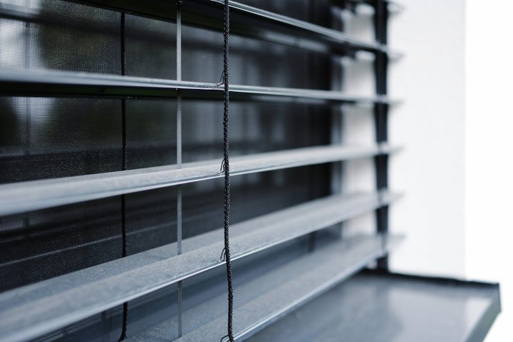 Una finestra con le veneziane