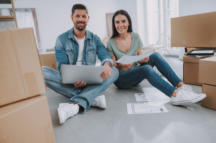 Una giovane coppia che si è appena trasferita ed ha dei documenti davanti
