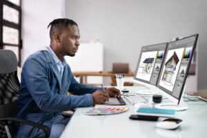 Un esperto di design che sta lavorando da computer su una casa