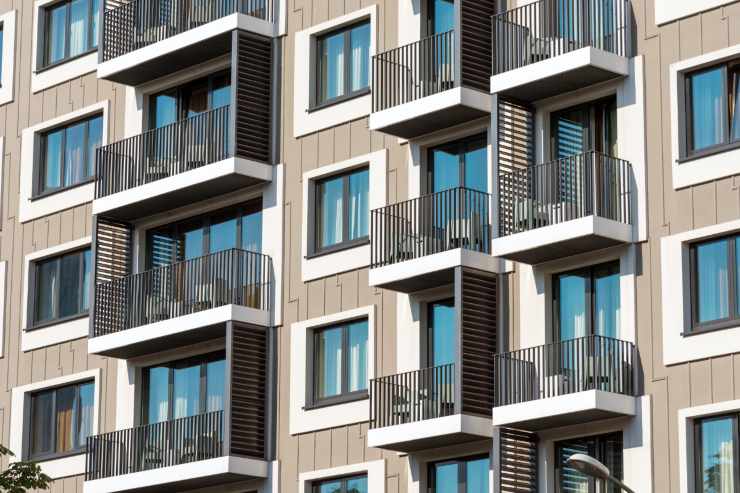 Una foto del fuori di un condominio