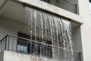 acqua che cade dal balcone di sopra
