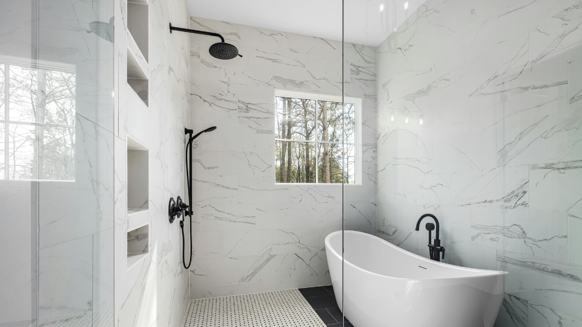 bagno con doccia walk-in e vasca 