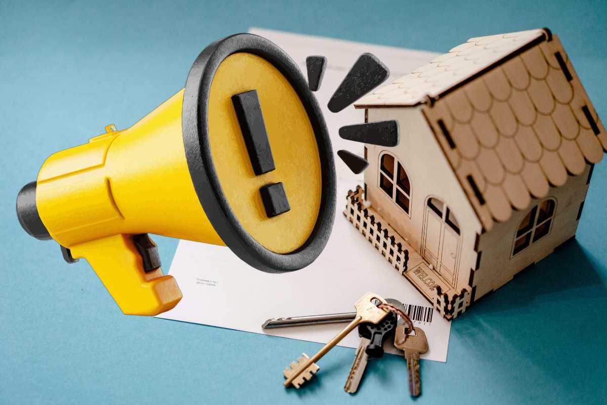 casa e chiavi con megafono giallo