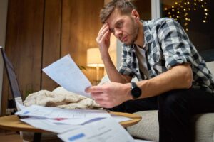 Una persona che guarda delle bollette ed è preoccupata