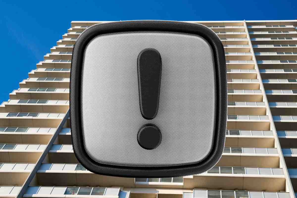 condominio e simbolo attenzione grigio