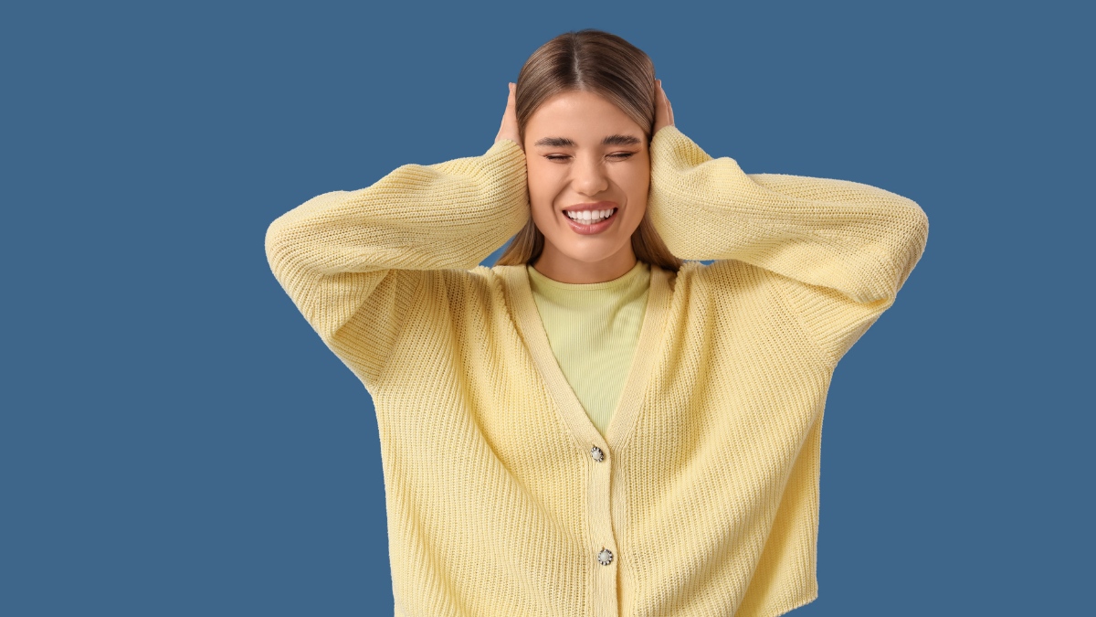 donna con mani sulle orecchie per fastidio 