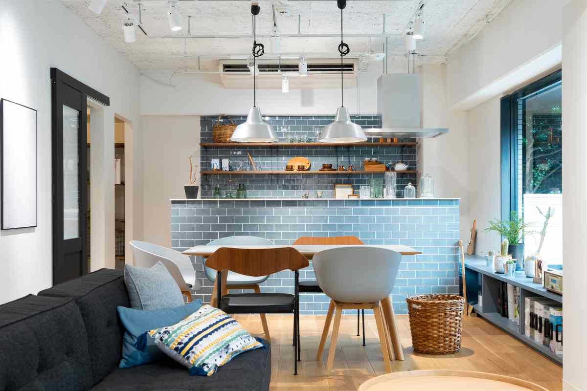 angolo cottura con parete blu e soggiorn 