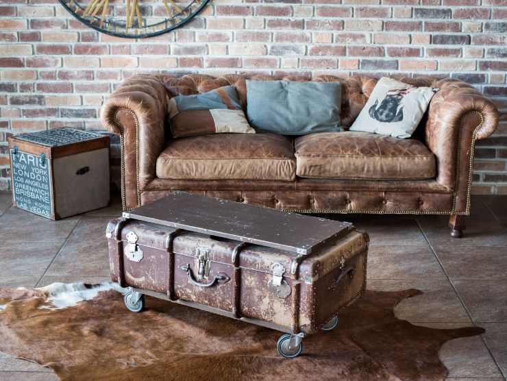 vecchio divano con baule in arredamento moderno