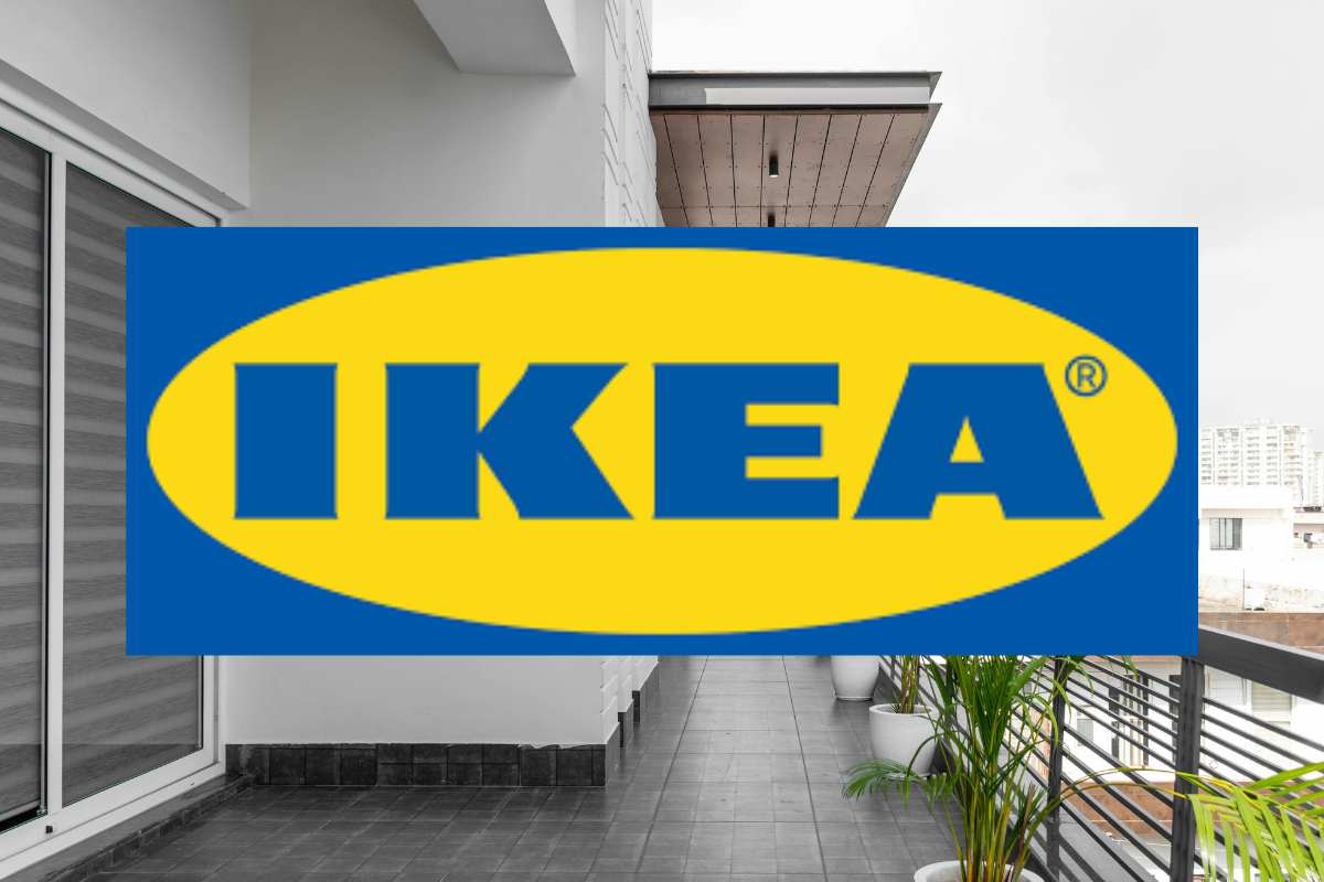 balcone vuoto con grande scritta ikea al centro