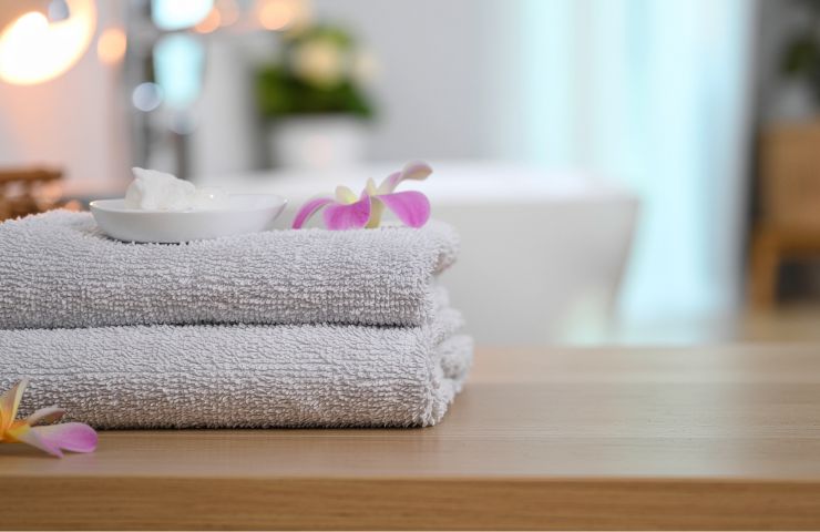 set asciugamani bianchi in superficie legno