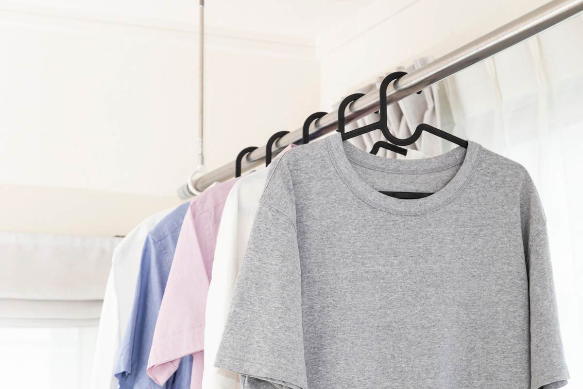 panni appesi su stampelle 