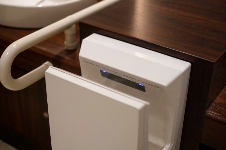Un asciugatore elettrico per le mani in bagno