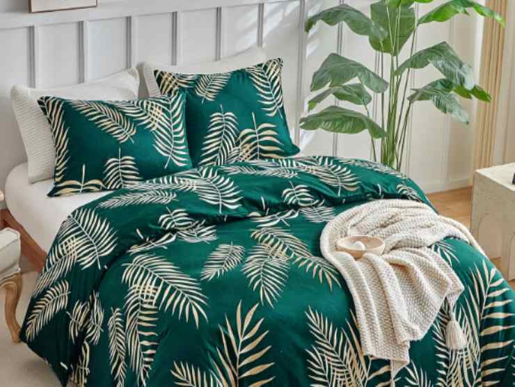 letto con completo di lenzuola verde con delle foglie