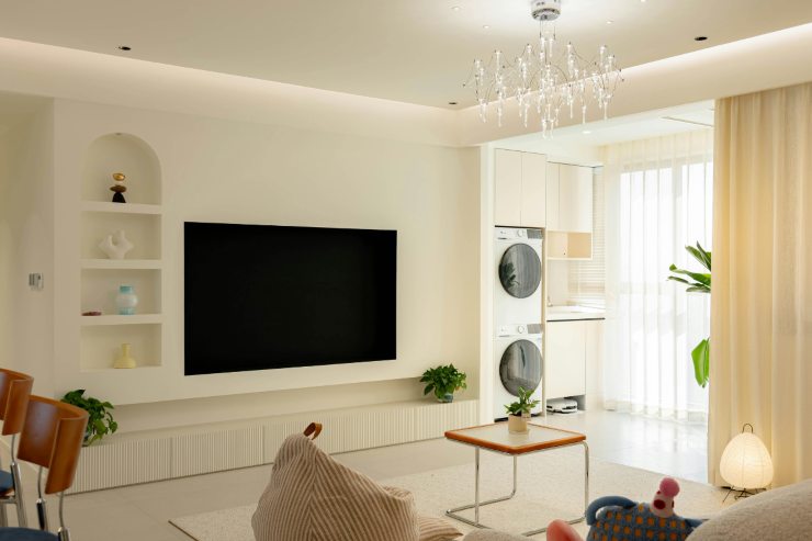 Una camera con le pareti bianco caldo