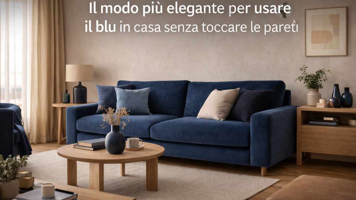 divano blu in salotto