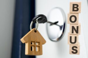 chiavi di casa con portachiavi a forma di casa e scritta bonus