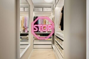 Una cabina armadio con in primo piano un segnale di stop