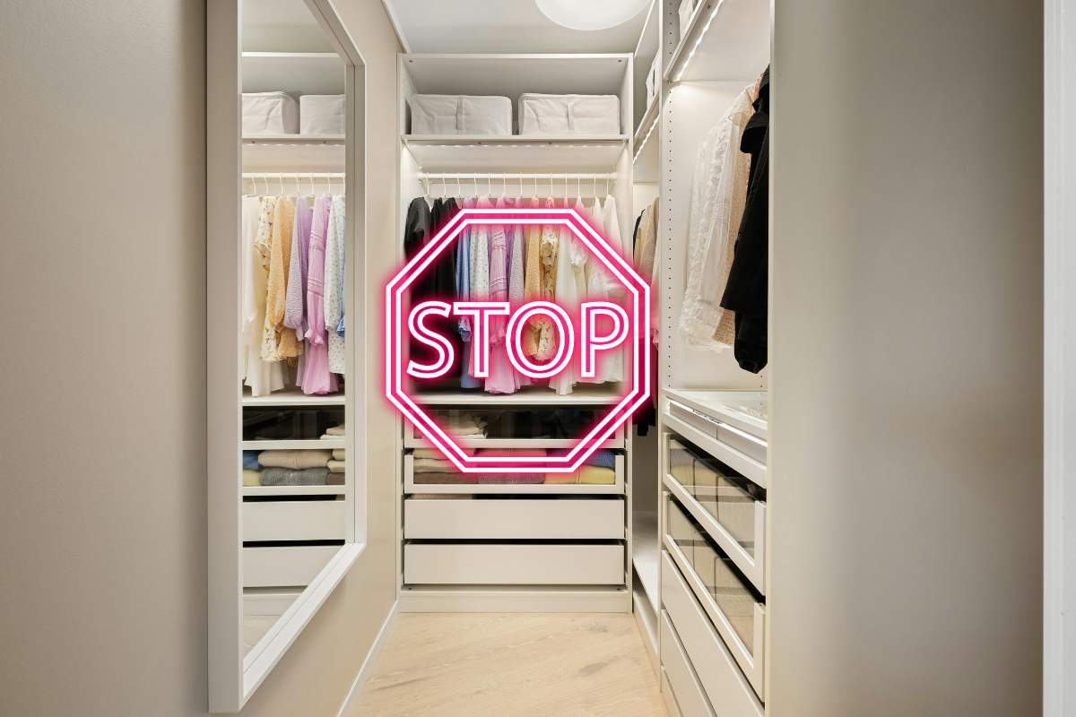 Una cabina armadio con in primo piano un segnale di stop