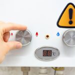 caldaia e mano con simbolo attenzione giallo e nero