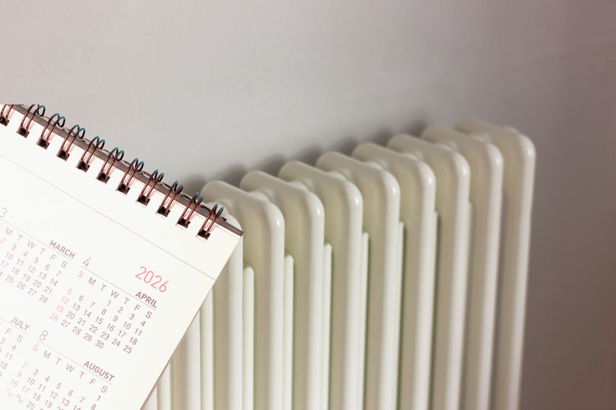 termosifone e calendario sul lato sinistro