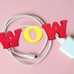 caricabatterie bianco e scritta wow in giallo e rosso