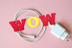 caricabatterie bianco e scritta wow in giallo e rosso