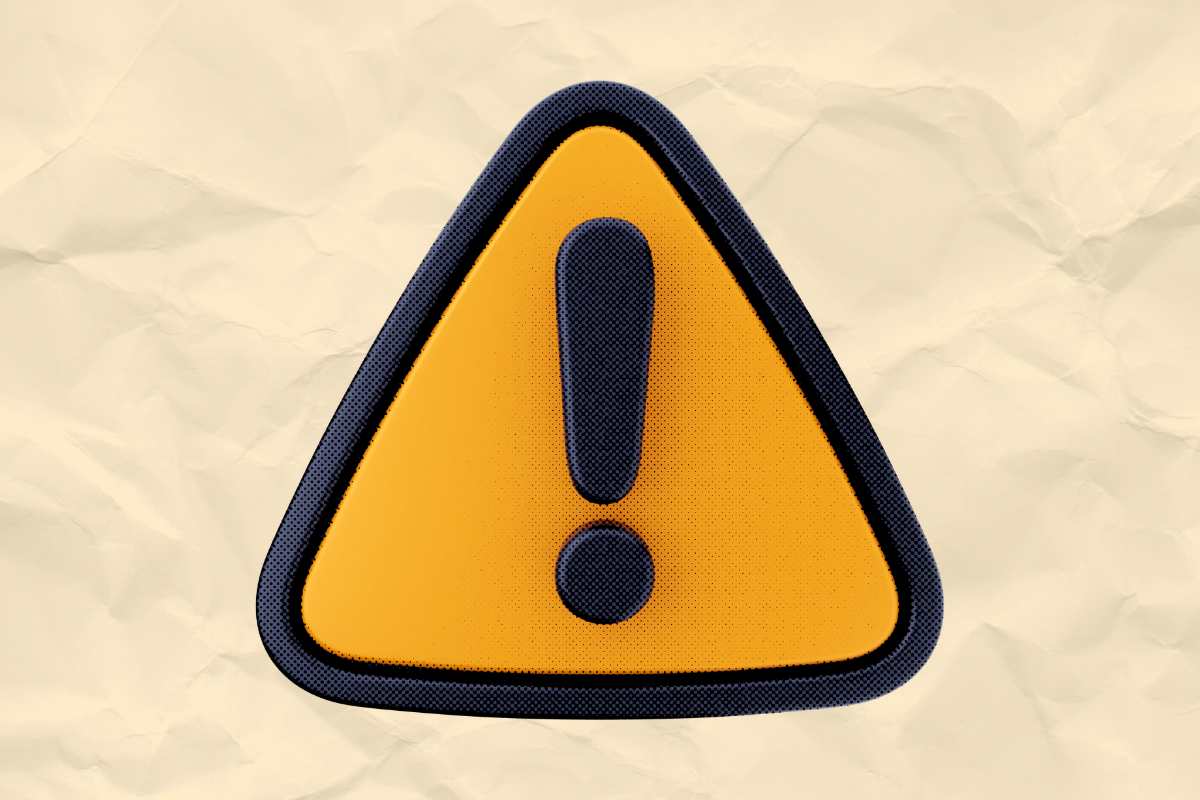 carta da forno stropicciata sullo sfondo e simbolo attenzione al centro