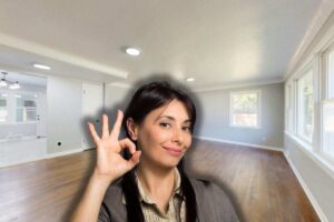 casa luminosa e donna che fa ok