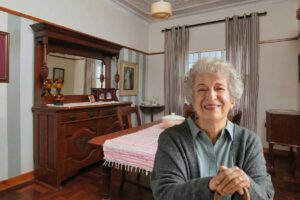 Una casa di una nonna ed una nonna in primo piano