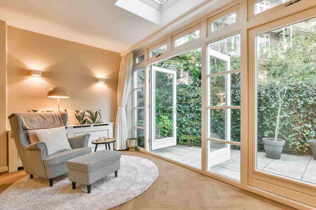 interno di una casa elegante con colori neutri