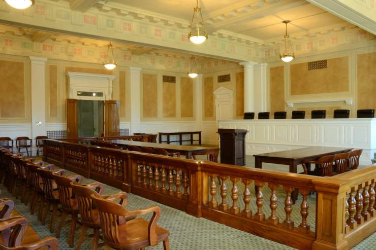 Un aula di tribunale vuota