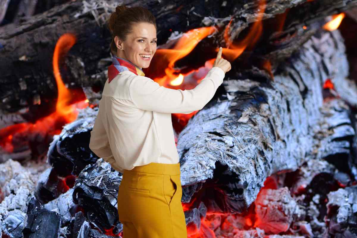 donna che indica cenere di legna