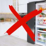 Una cucina con un frigorifero aperto