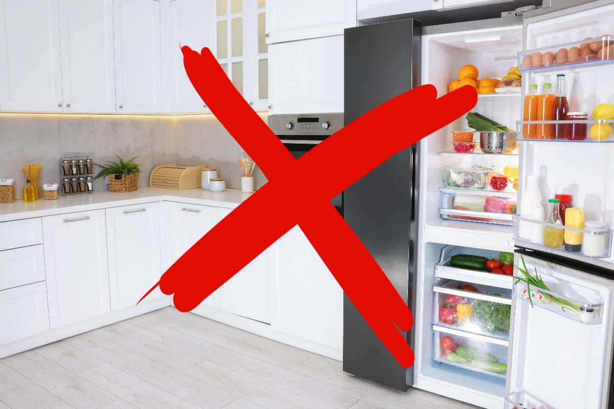 Una cucina con un frigorifero aperto