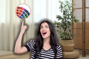 tende casa, tavolozza colori e donna che la indica