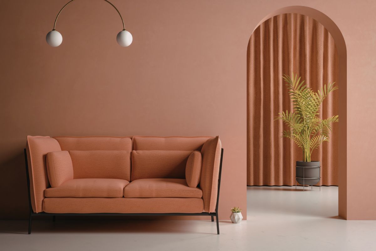 soggiorno e divano in color terracotta
