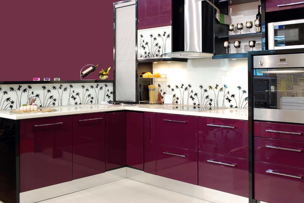 cucina color melanana e disegni neri sulle pareti bianche 