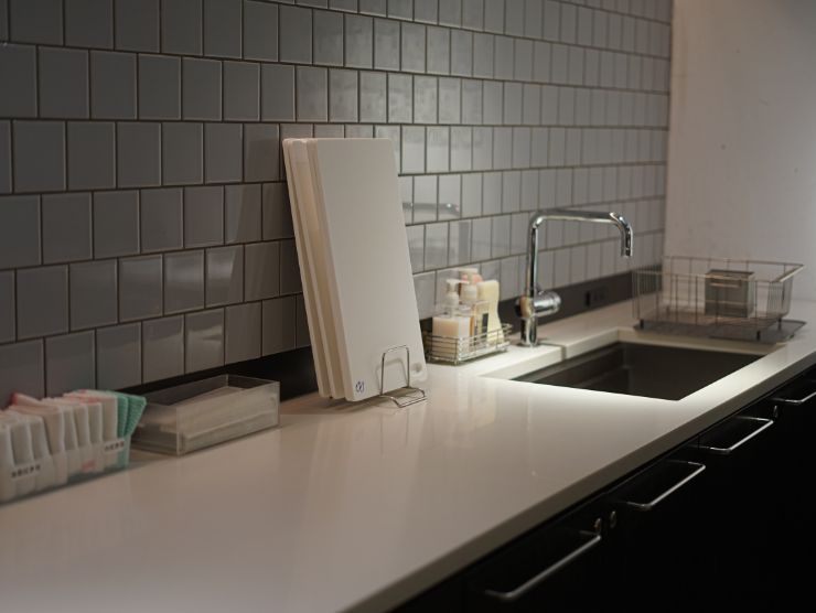 cucina con piastrelle grigie