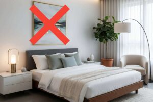 camera da letto ed x rossa su quadro sulla parete dietro al letto