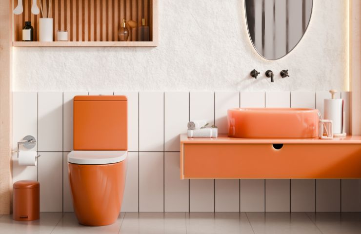 bagno con accessori in terracotta arancione