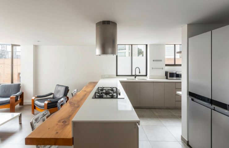 cucina ad isola in casa moderna