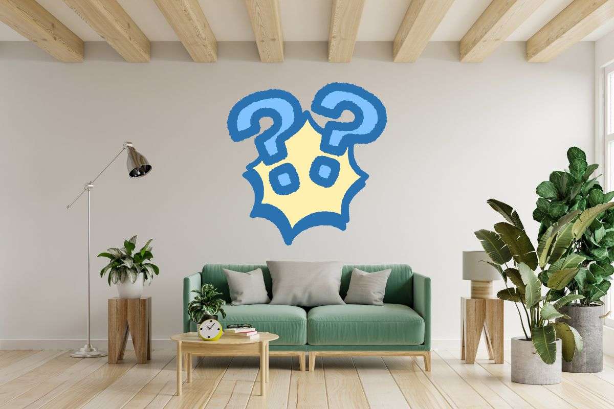 parete vuota dietro ad un divano e punti di domanda sopra