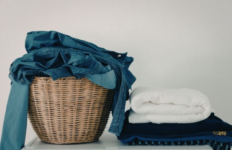 cesto con biancheria, asciugamani e lenzuola