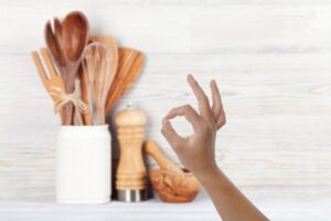 utensili in legno e mano che fa ok